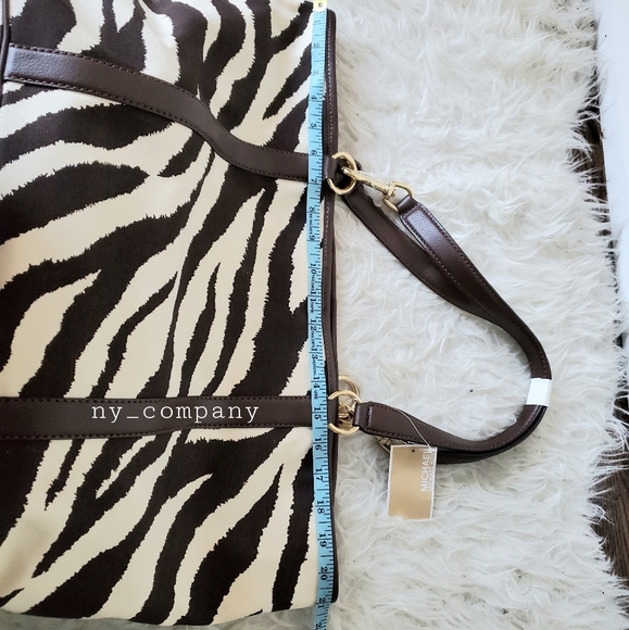 (SALE)Michael kors Tiger Print XL Canvas tote(Brand New)